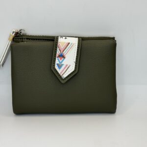 monedero de piel sintetica con diseÑo bicolor y detalle decorativo