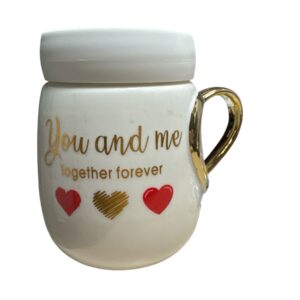 taza con tapa y asa corazon dorada